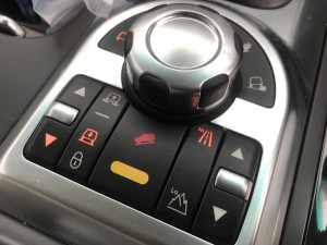 お疲れ様です!メカニックの金城です!先日車検でご入庫頂いた車両でエアサスの不具合が発生していた案件を紹介します!車両は3代目のレンジローバーで、車高が一番高い状態になっていました!  エアサスコントロ […]