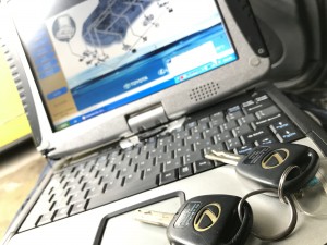 お疲れ様です!メカニックの金城です!本日はレクサス SC430のキーの追加登録を、お客様がお待ちの間に行ないました!  キーを1つしか持っていないお客様!そのラスト1本のキーを無くしてしまったり、壊れ […]