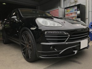 本日はポルシェ カイエンのサイドマーカーの交換をご紹介します。 サイドマーカーが点灯しないとの事で入庫し、点検するとバルブが破裂し、レンズが溶けていました。同じ純正部品で交換するのもよかったのですがお客様の希望 […]