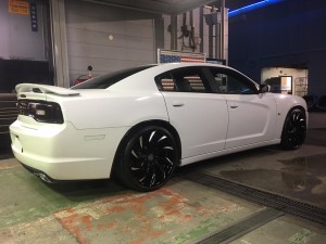 今回ご紹介させていただく作業はホイール交換です!取付ける車両はダッジチャージャー、ホイールはレクサーニのMATISSEです!  白いボディ色に合うブラックマシンチップがとてもよく似合いますね!!&nb […]