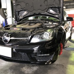 メルセデスベンツ　C６３ AMG　フロントブレーキパッド　交換　ドライブベルト　アイドラプーリー　ベルトテンショナー交換　車検整備　修理