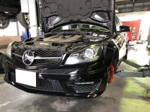 メルセデスベンツ　C６３ AMG　フロントブレーキパッド　交換　ドライブベルト　アイドラプーリー　ベルトテンショナー交換　車検整備　修理