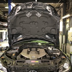 メルセデスベンツ　C６３ AMG　フロントブレーキパッド　交換　ドライブベルト　アイドラプーリー　ベルトテンショナー交換　車検整備　修理