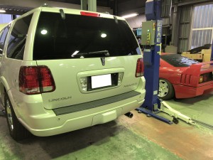 今回ご紹介しますのは、フォードのリンカーンナビゲーターのプラグ交換を行いましたのでご紹介します。エンジン不調で入庫され、今回スパークプラグ全数、交換させて頂きました。  エンジン回りのゴミをエアーで飛ばしてイグニッション […]