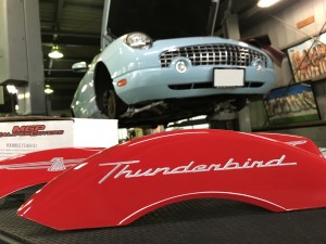  珍しく可愛い車が車検で入庫たしました!フォードのサンダーバードという車です。弊社でご購入頂いたK様より車検のご用命を頂きました!とても大事にされていて、ずっと大事に乗っていきたいとのことで、今回の車検で色々と整備するこ […]