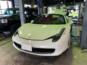 フェラーリ458スパイダーのエンジンオイルとフィルター交換をさせていただきました。   フェラーリの下回りはアンダーカバーで覆われているため、何をやるにしてもアンダーカバーを外さなくてはいけ […]