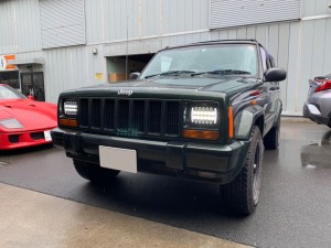 1998年ジープチェロキーをLEDヘッドライトにカスタムしました!   とにかく見た目のインパクト大です!!超高輝度LEDなので明るさも純正ハロゲンバルブの明るさとは段違いです!!  […]