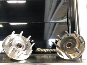 今回はハマーH2のフロントハブを交換しましたので紹介します。  大きなハブガタがあり非常に危険な状態でしたので交換させて頂きました。    交換作業ですが、ブレ […]