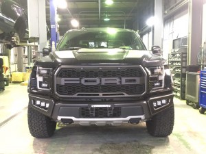 今回はF150ラプターのLEDカスタム作業をご紹介いたします。本国アメリカでは定番のLEDカスタムになっているフロントバンパーコーナーの穴にLEDを取付けです!  純正は穴が開いているだけで少し寂しく […]