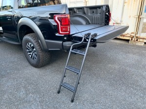 今弊社でも特に人気のあるフォードF150ラプターにリアラダーを取付させていただきました!  ラプターは純正で車高が高いため、荷台部分のベッドへのアクセスが少し大変です。そこでこのリアラダーを取付ること […]