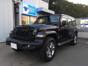 今日ご紹介する作業はディーラー車のジープJLラングラーのヘッドライト交換です。  見た目は同じなのになぜ交換するかというと、アメリカ本国車両はヘッドライト内のリングが点灯します!   […]
