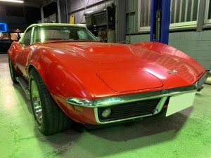 今回ご紹介するのは、1969年C3コルベットのブレーキ修理です。ブレーキが効かなくなってしまったというご依頼です。  実際に症状の確認を行ったところ、踏み始めは効きますがそれ以上はペダルが硬く踏み込め […]