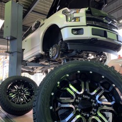 リンカーン　ナビゲーター　フォード　Ｆ－１５０　ＴＩＳ　アメ車　スタッドレス　カスタム