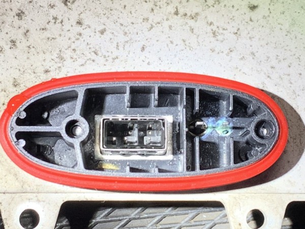 エスカレード ヘッドライト 不点灯 点検 修理 バラスト ＨＩＤ