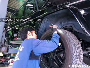  メルセデスベンツ Gクラス。ゲレンデの車検点検整備を行っています。  エンジンオイル漏れを発見しました。漏れの量が多めなので修理お見積りを行います。  走行距離も8万キ […]