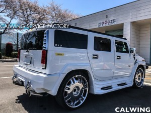  バックランプの交換ご紹介です。車検でお預かりしたH2。今回従来のバックランプをLEDの物に交換したいなぁ…とご相談がありました。下のお写真が従来のバックランプです。  LEDバーライトは1 […]