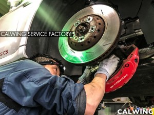  ポルシェパナメーラのブレーキ整備です。いつも弊社でメンテナンス頂いている車輌で、状態がとても良い車輌でした。  今回の車検ではブレーキパッド交換を行います。こちらの車輌はパッドセンサーがあ […]