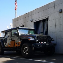 ジープ　グラディエーター　電動ステップ取付　ＪＥＥＰ　　