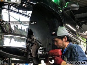  ’02サバーバンのハブASSY交換をご紹介。大きな異音、走行時ハンドルに伝わる振動などで、点検を行いました。点検の結果左フロントのハブASSY交換です!  ローターとキャリパーサポートを外 […]