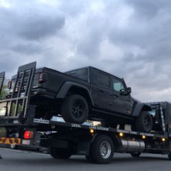 輸入車専門店の積載業務は大型積載車と敏腕トランスポーターが欠かせません！レッカーによる事故車や故障車、修理カスタムご用命のお車の引き上げと納車はスピーディで安心！