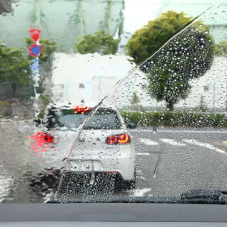 突然のゲリラ豪雨などに備える！高品質な超撥水ワイパーがお勧めです！