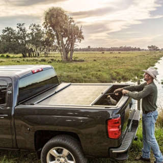 アメリカントラックの雨対策や荷物のセキュリティ対策にトノカバーをオススメします！