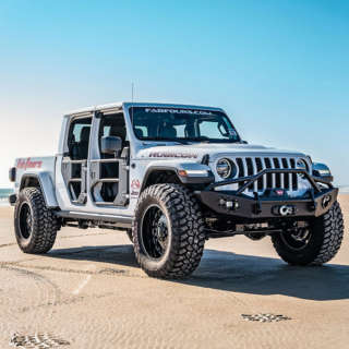 時を越えてJEEPラインナップに蘇ったラングラーJLベースのピックアップトラック。「グラディエーター」カスタムパーツカタログ