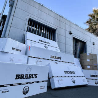 メルセデスのトップチューナーBRABUS製ワイドスターフルエアロ入荷！