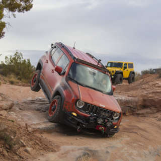 JEEPのコンパクトSUVレネゲードを自分好みにカスタム！