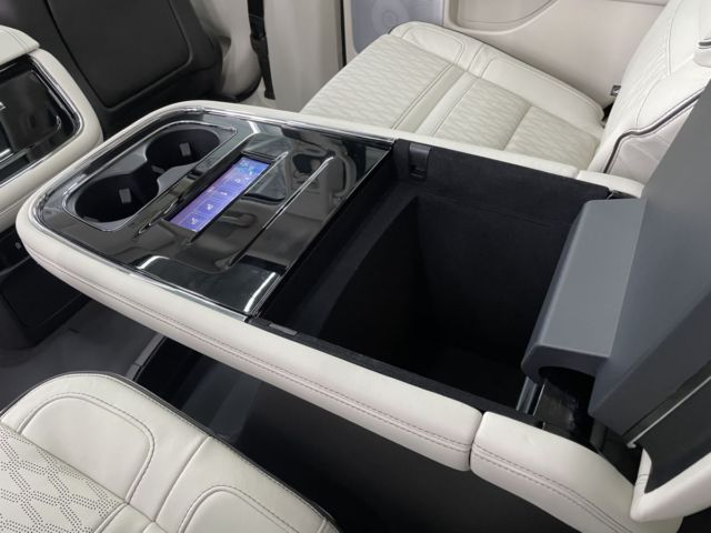 新入荷車両】日本最終モデル！希少なリンカーンナビゲーター入荷致しました！ | アメ車専門 販売 買取 トリデックス